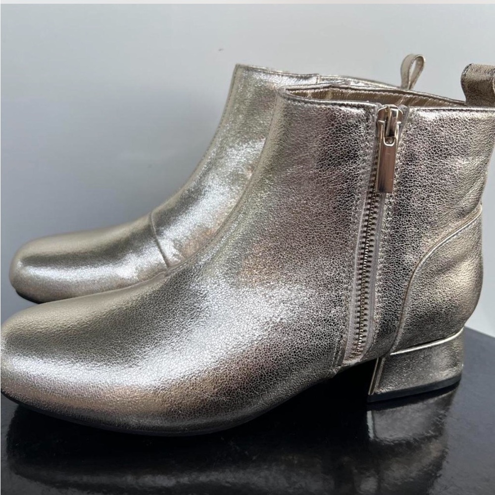 NEW L. Miller Metallic Silver Ankle Boots – Size 4